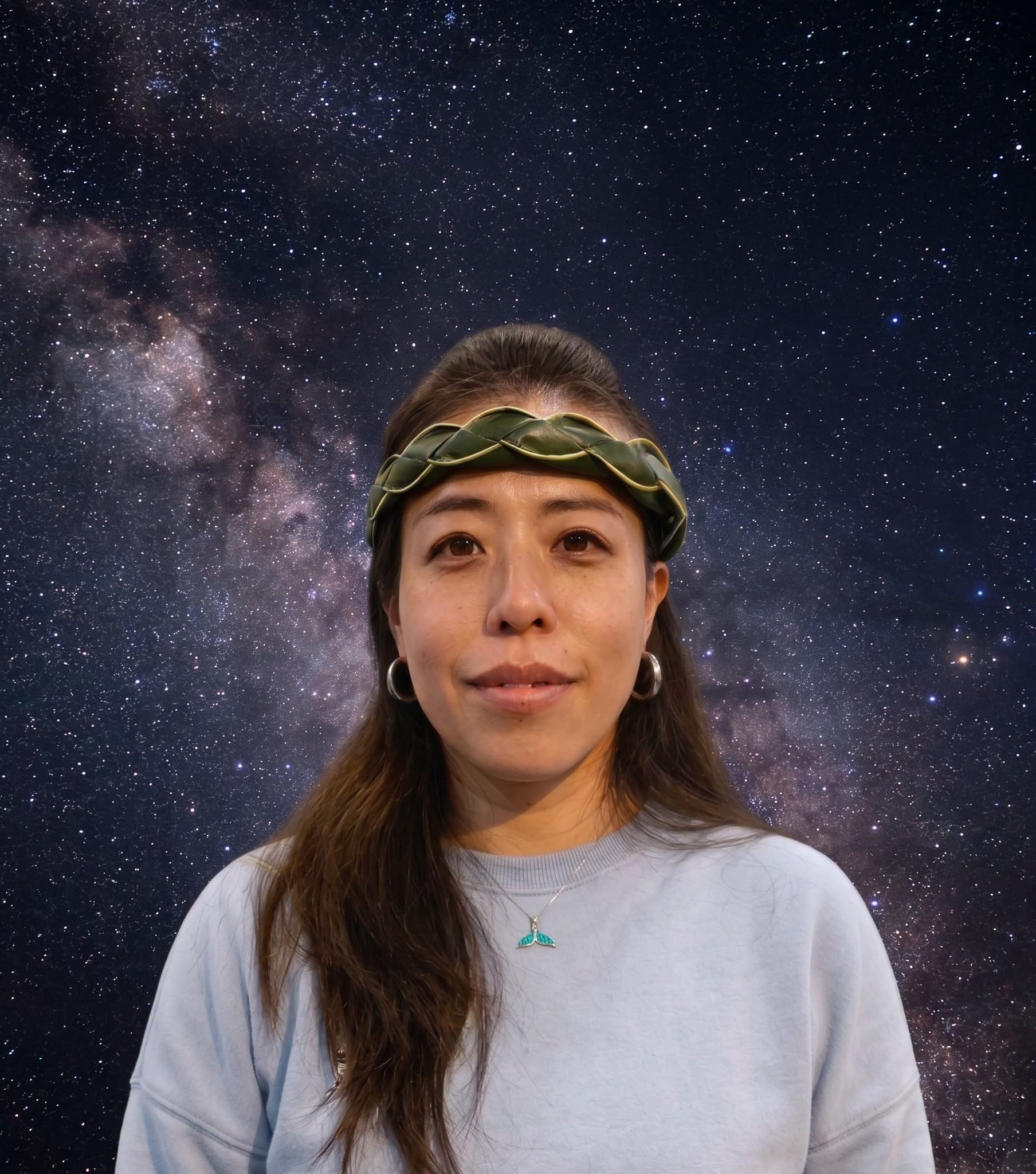 頭戴編織頭環的都蘭星空引路人星星姐姐Muya,背景是銀河星空
