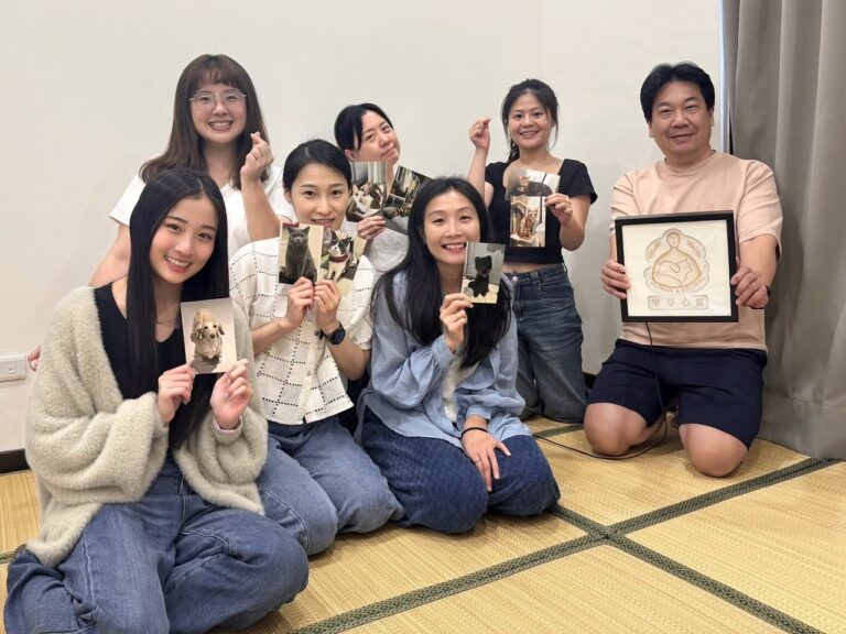 Vito大叔與動物溝通課同學手持寵物照片合影