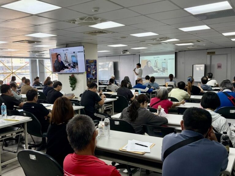 Vito大叔在就業促進課程擔任講師，手持麥克風向五、六十位學員分享重啟人生經驗的教室現場