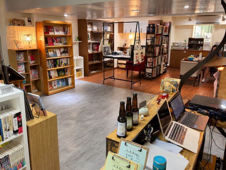 永樂座書店店內一景，木質書櫃與溫暖燈光