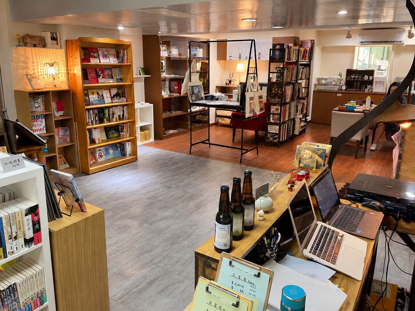 永樂座書店店內一景，木質書櫃與溫暖燈光