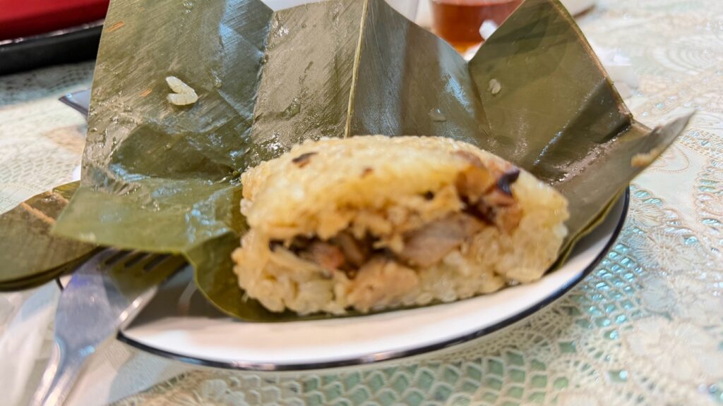 綠島魚粽剖面，米飯包著魚肉