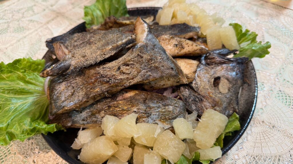 有間小店無菜單料理：烤魚搭配柚子果肉