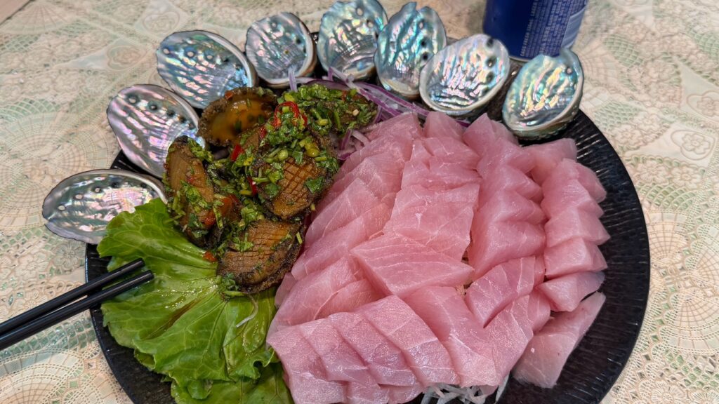 有間小店無菜單料理：生魚片與鮑魚