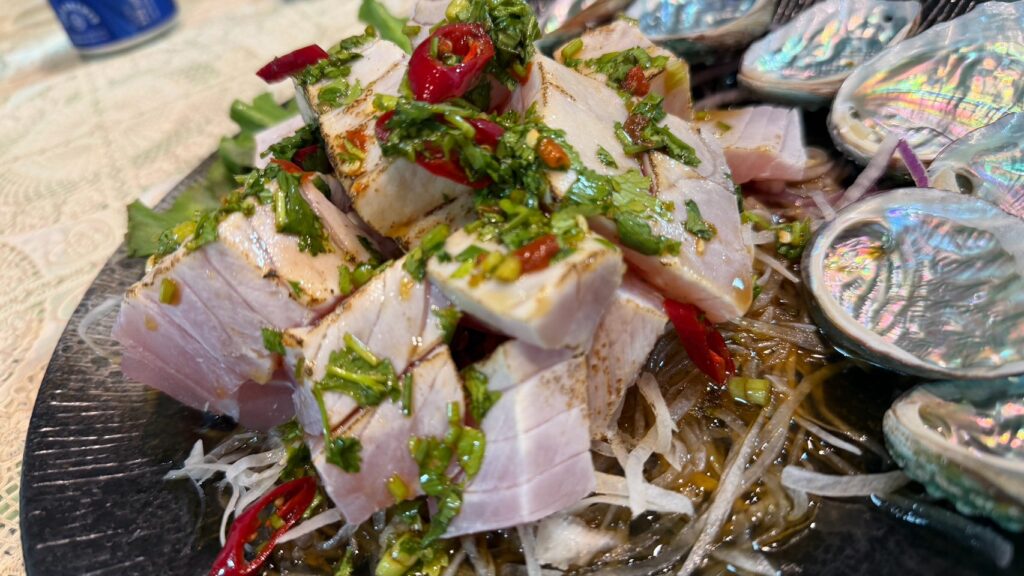 有間小店無菜單料理：炙燒魚塊淋上香菜辣椒醬