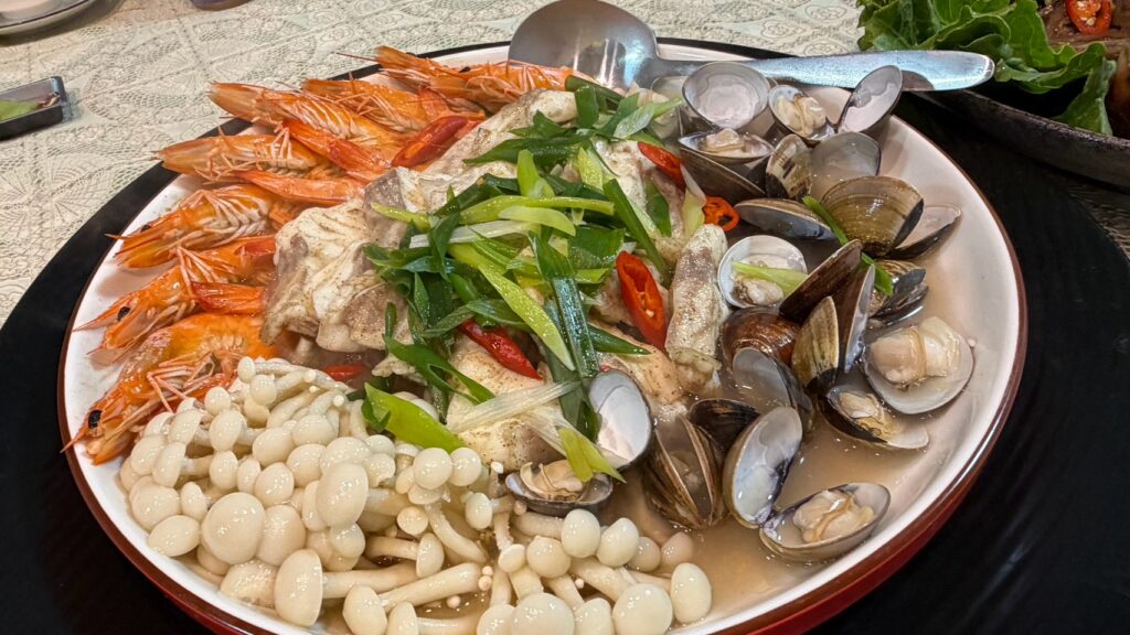 有間小店不加一滴水清蒸的海鮮盤：鮮蝦、魚肉、蛤蜊與菇